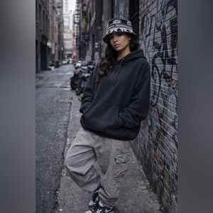 Supreme Snowflake Crochet
Crusher Bucket Hat - M/L (UNISEX)